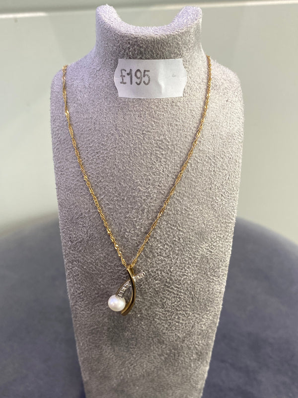 CZ & Pearl Pendant - 9ct Yellow Gold